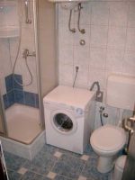 05_Badezimmer-mit-Dusche-und-Waschmaschine